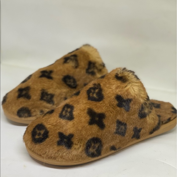ONLY 1 PAIR LEFT! Winter Fur Closed Toes Slippers - Picture 3 of 3